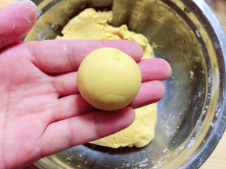 9、南瓜芝麻球,将南瓜糯米面取一小块，揉成球。