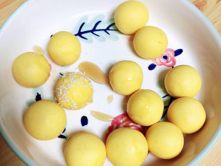 11、南瓜芝麻球,将南瓜球放入一个深盘中，淋上少许蜂蜜。