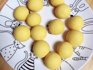 10、南瓜芝麻球,逐一做好每一个南瓜球。