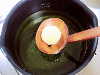 13、南瓜芝麻球,锅中倒入油，加热至五成热，放入南瓜球。