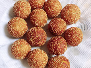 15、南瓜芝麻球,将炸好的南瓜芝麻球放入盘中，用吸油纸吸去多余的油。