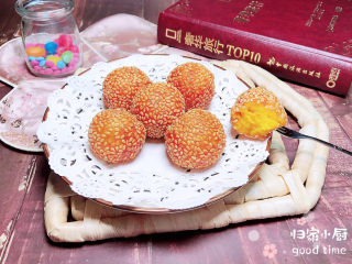 16、南瓜芝麻球,一盘漂亮的南瓜芝麻球就上桌了，香甜软糯可口！