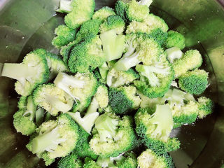 2、黑胡椒意大利面,将西兰花切块洗净待用。