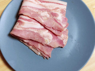 4、黑胡椒意大利面,准备好培根。