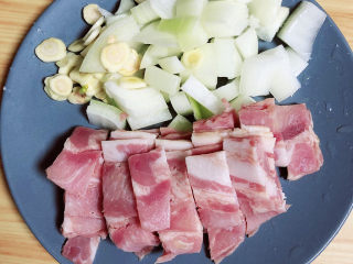 5、黑胡椒意大利面,将培根切块儿，洋葱、蒜切好待用。