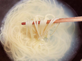 6、黑胡椒意大利面,锅中烧开水，放入意大利面，盖盖儿小火煮8分钟。