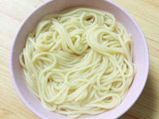 7、黑胡椒意大利面,捞出意面，倒入一些水，避免意面粘连。