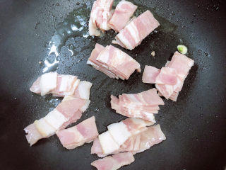 8、黑胡椒意大利面,锅中倒入橄榄油，加热至五成热，放入培根翻炒均匀。