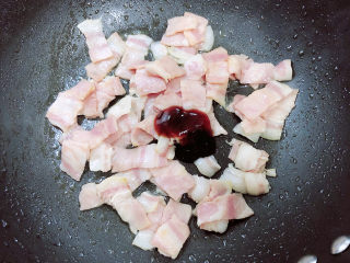 9、黑胡椒意大利面,放入蚝油翻炒均匀。