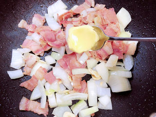 11、黑胡椒意大利面,加入一勺黄油。