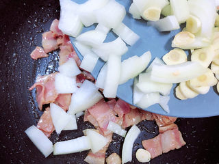 10、黑胡椒意大利面,放入洋葱和蒜继续翻炒。