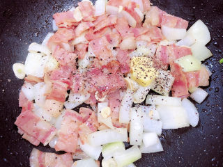 12、黑胡椒意大利面,再加入黑胡椒碎翻炒均匀。