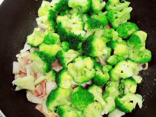 13、黑胡椒意大利面,放入西兰花。