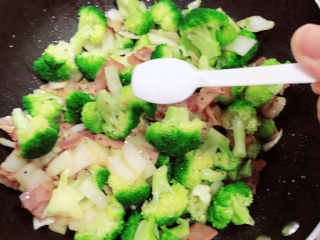 14、黑胡椒意大利面,加入一勺盐，翻炒均匀。