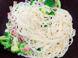 15、黑胡椒意大利面,加入意面，搅拌均匀。