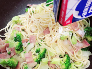 16、黑胡椒意大利面,加入30ml意面，撒上一些百里香。