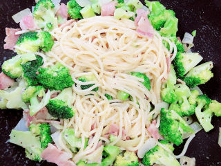 17、黑胡椒意大利面,搅拌均匀即可出锅了。