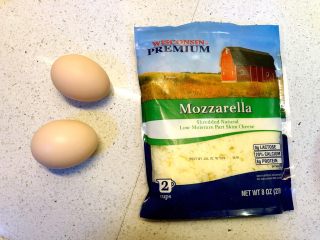 2、三文鱼派,鸡蛋和芝士。