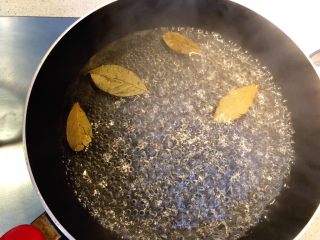 6、三文鱼派,锅中加水，放几片香叶，煮开。