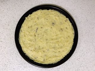 8、三文鱼派,烤盘底铺上土豆泥。