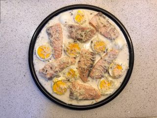 11、三文鱼派,撒上芝士碎。