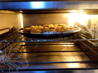 12、三文鱼派,烤箱预热220度，上下火烤20分钟。