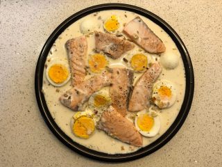 10、三文鱼派,用牛奶加白汁调配稀稠度，稍微稀一点，淋在三文鱼和鸡蛋上面。