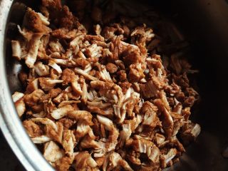 2、自制肉松,带一次性手套撕碎