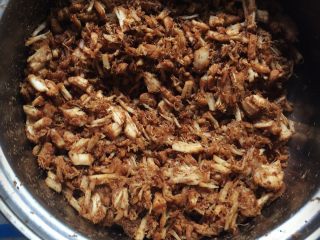 3、自制肉松,小火加热，把水份烘干