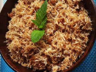 5、自制肉松,倒出装盘即可