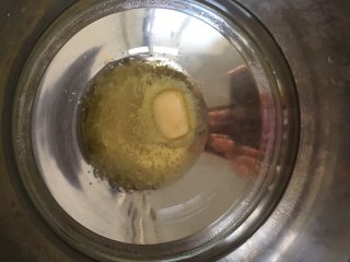 3、早餐+无泡打粉版松饼,提前将黄油和盐混合，隔热水融化～