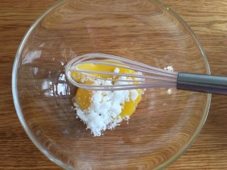 4、早餐+无泡打粉版松饼,加入25克砂糖搅拌均匀