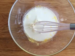 5、早餐+无泡打粉版松饼,继续加入牛奶搅拌均匀