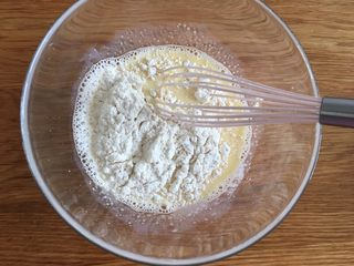 6、早餐+无泡打粉版松饼,分2次倒入过筛的低筋面粉，以Z字形搅拌，以免出筋