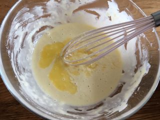 8、早餐+无泡打粉版松饼,倒入融化好的黄油