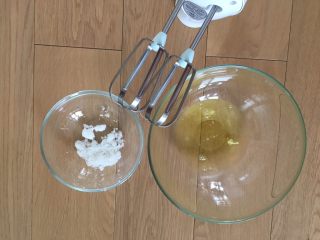 9、早餐+无泡打粉版松饼,接下来开始打发蛋白