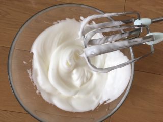 10、早餐+无泡打粉版松饼,蛋白打发至小弯勾就好