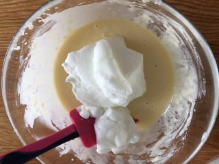 11、早餐+无泡打粉版松饼,取蛋白霜的1/3加入面糊里