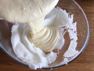 12、早餐+无泡打粉版松饼,混合好的面糊再次倒入剩余的2/3的蛋白霜，翻拌均匀