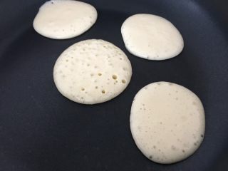 14、早餐+无泡打粉版松饼,用勺子一块块的摊好，大小自己控制。