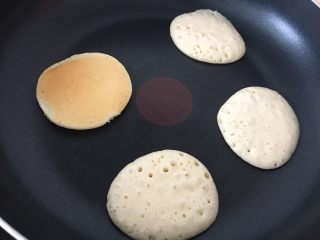 15、早餐+无泡打粉版松饼,表面出现大气泡的时候就能翻面啦！