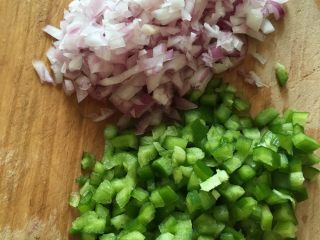 2、披萨,再切一些碎