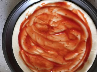 3、披萨,披萨皮抹适量番茄酱