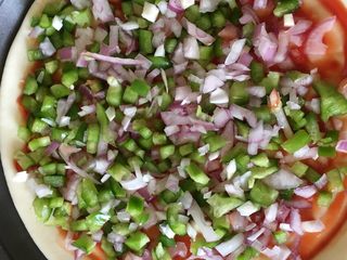 4、披萨,撒青椒和洋葱碎