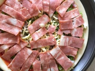 6、披萨,切些培根铺上去