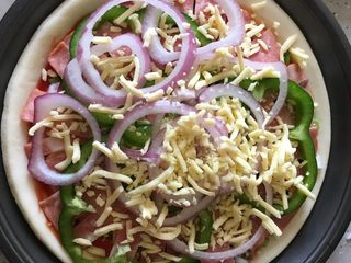 7、披萨,放上洋葱圈和青椒圈再撒些马苏里拉，边上刷些橄榄油