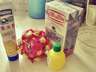 1、火龙果慕斯杯,先把材料备齐