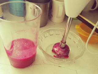 4、火龙果慕斯杯,将切好的火龙果分一半的量加入10克酸奶打成汁，中间放适量的糖一起搅拌，还有半只留做备用