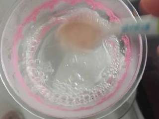 5、火龙果慕斯杯,用约30克冷开水化开10克吉利丁粉，然后微波炉小火10秒加热化开吉利丁