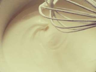 6、火龙果慕斯杯,打发淡奶油至7成